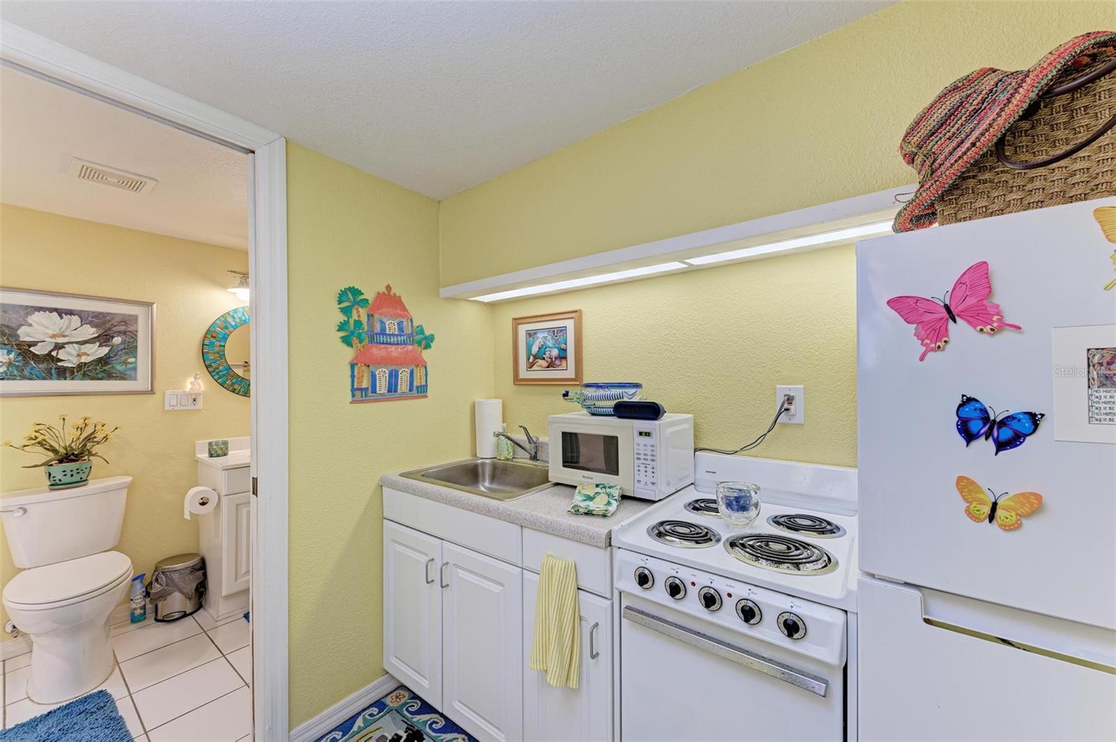 825 W RETTA ESPLANADE