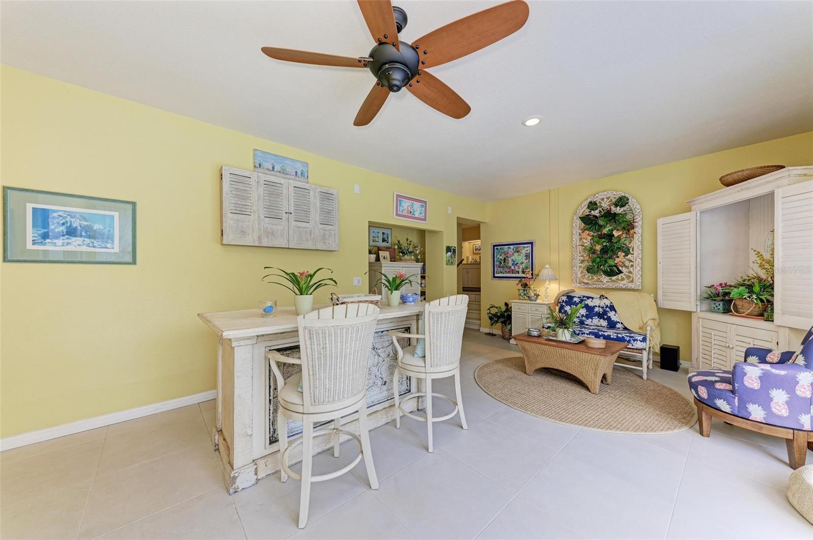 825 W RETTA ESPLANADE