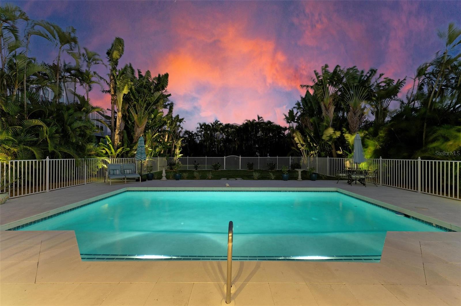 825 W RETTA ESPLANADE