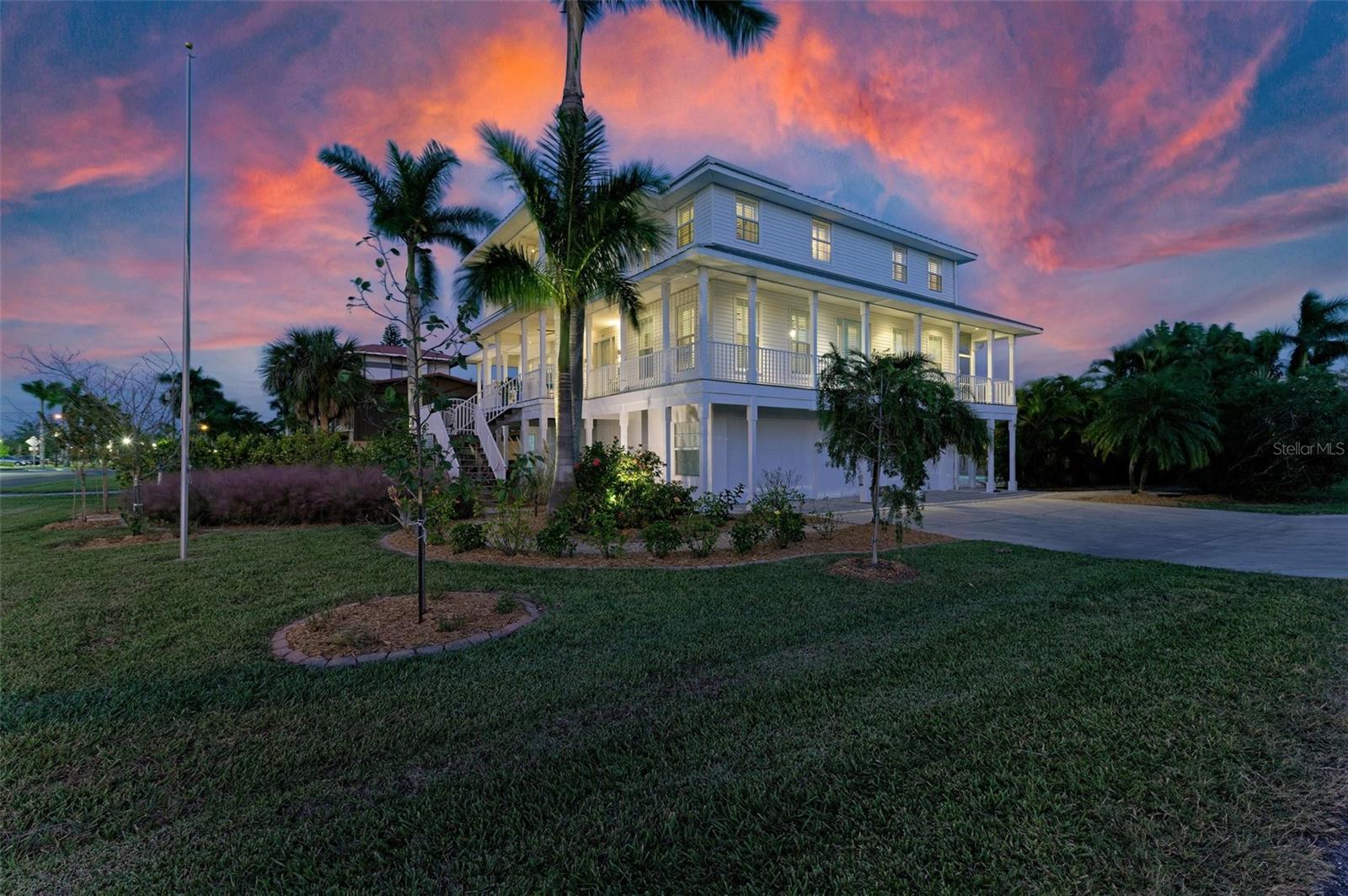 825 W RETTA ESPLANADE