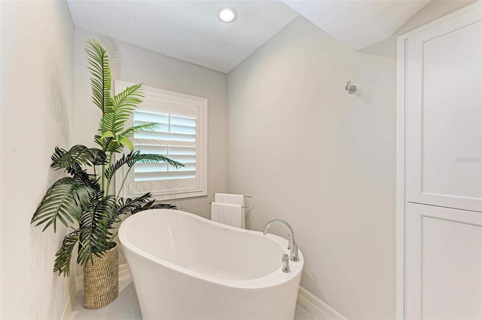 4520 GRASSY POINT BLVD