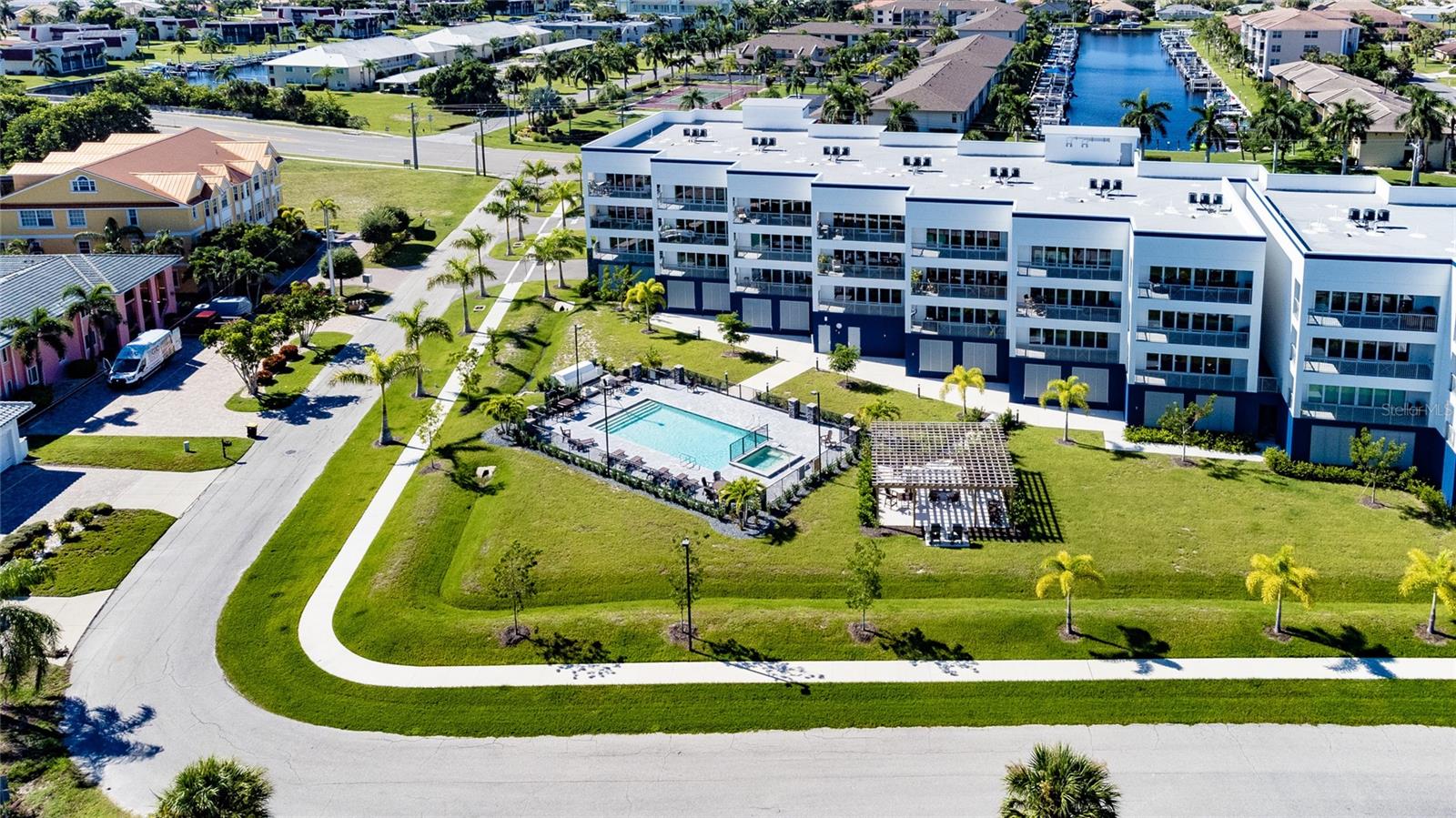 1425 PARK BEACH CIR #127