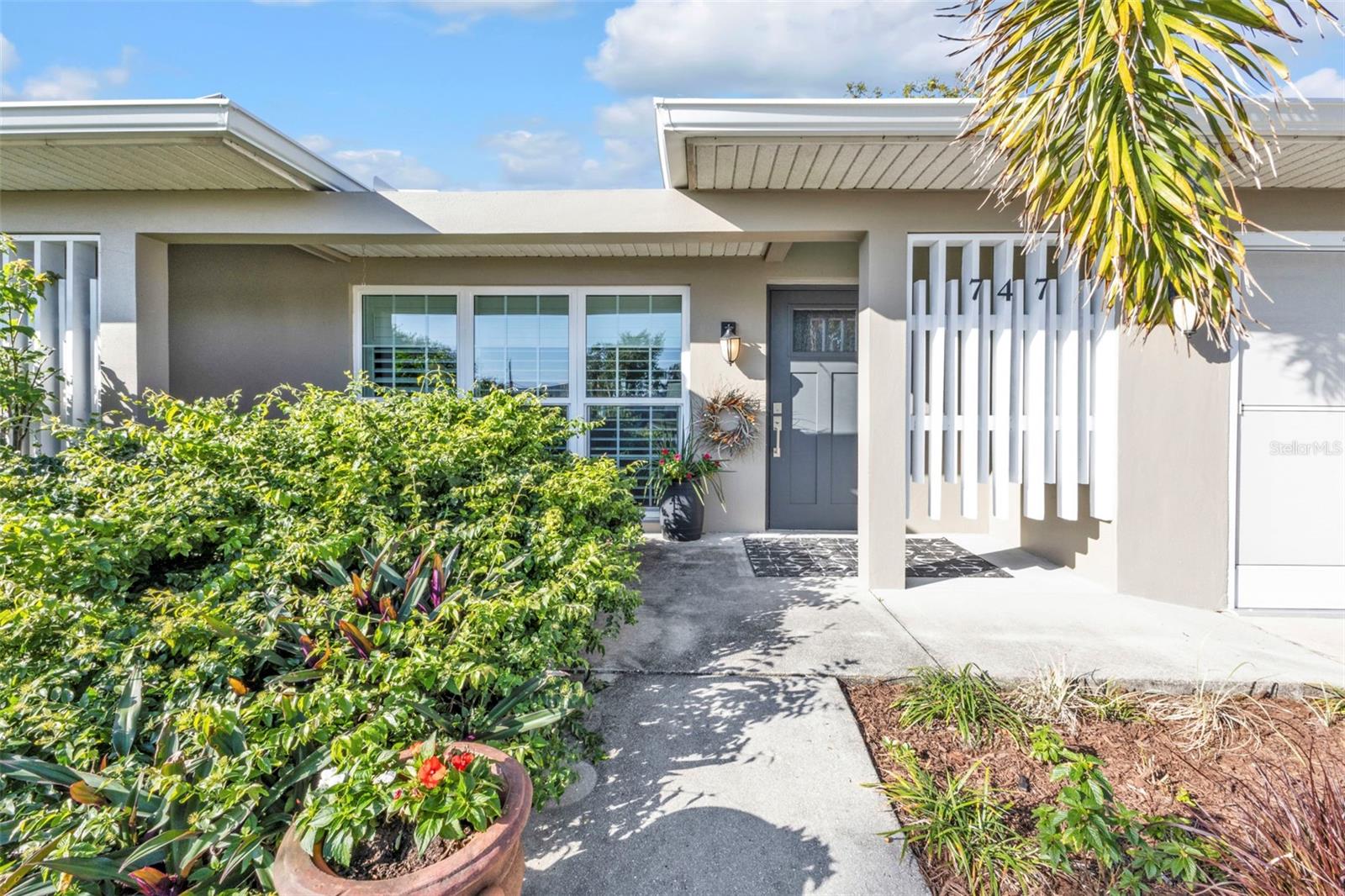 747 CRESTVIEW CIR NW