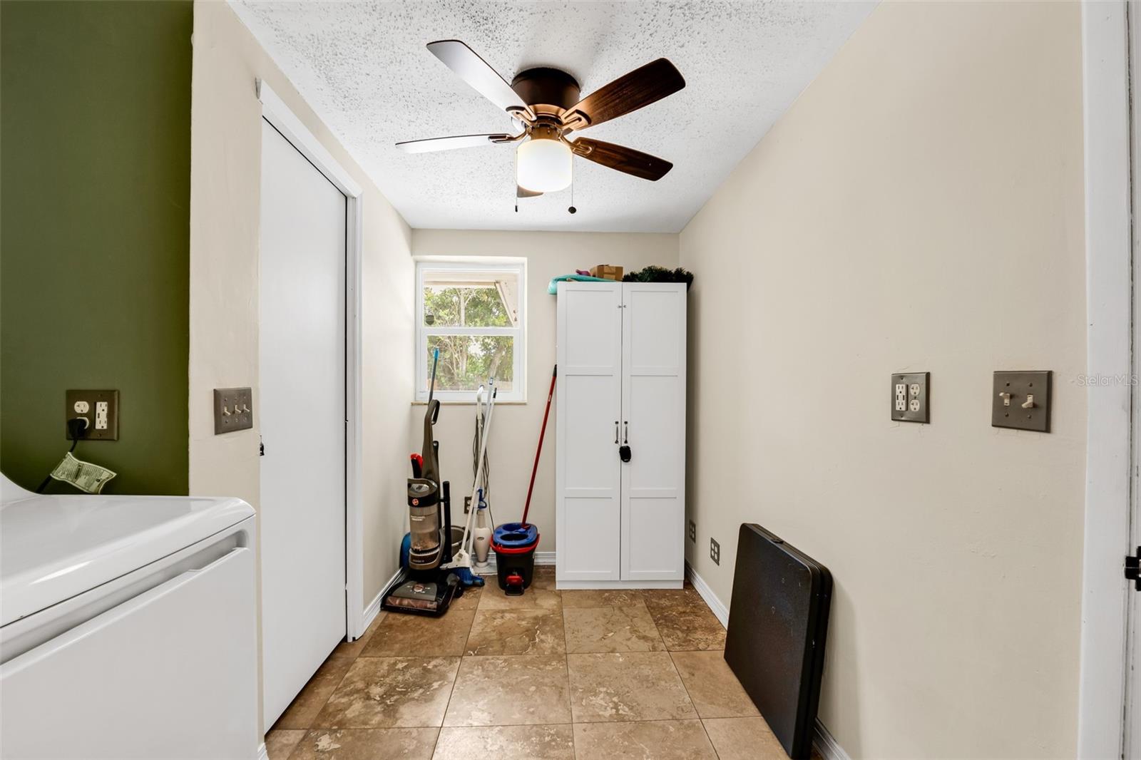 1664 LAKEVIEW PL
