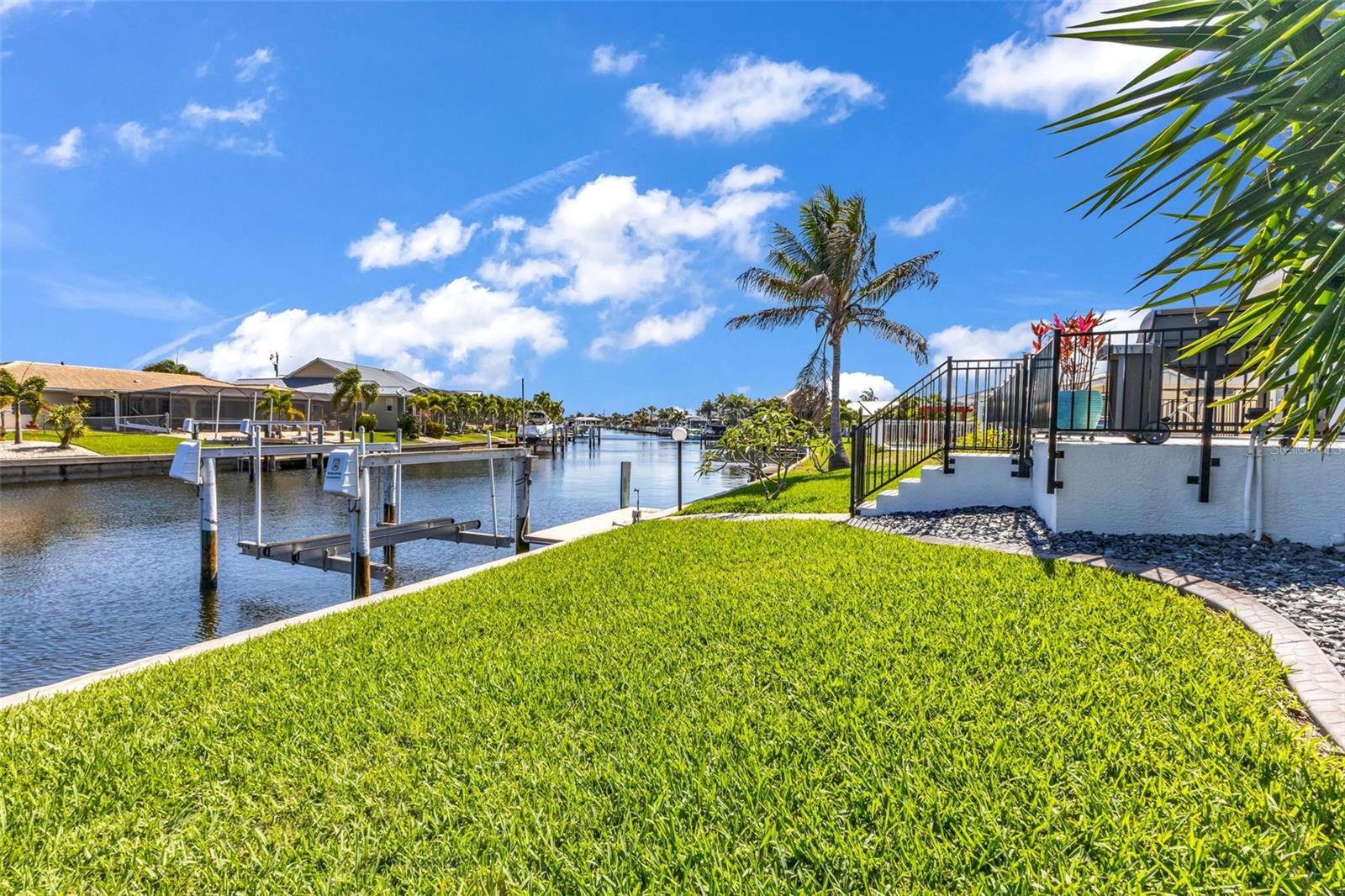 360 CAPRI ISLES CT