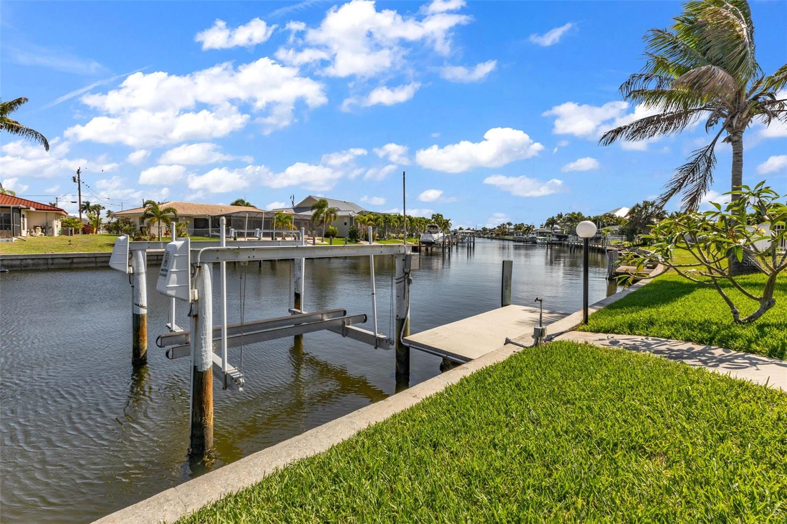 360 CAPRI ISLES CT