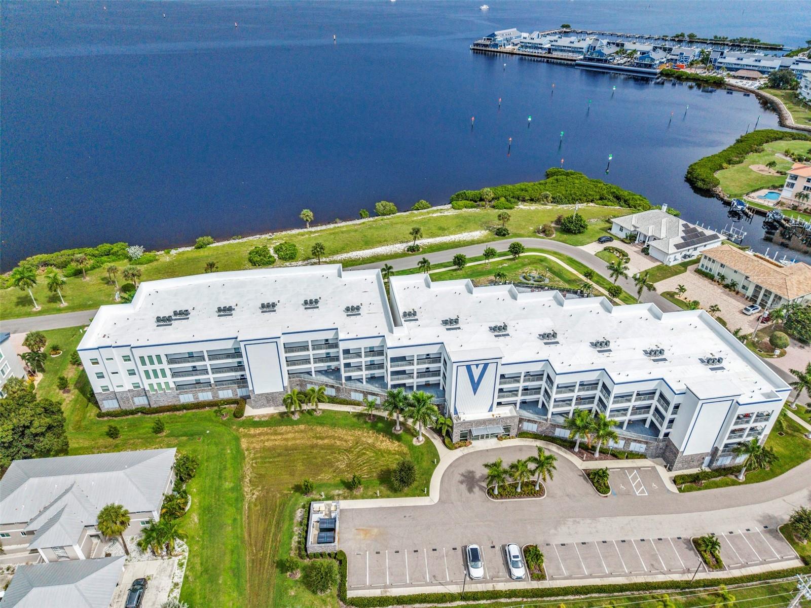 1425 PARK BEACH CIR #124