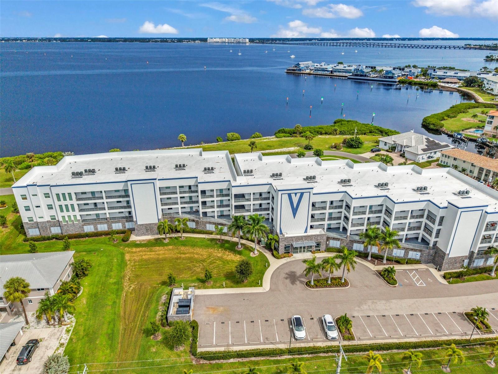 1425 PARK BEACH CIR #124