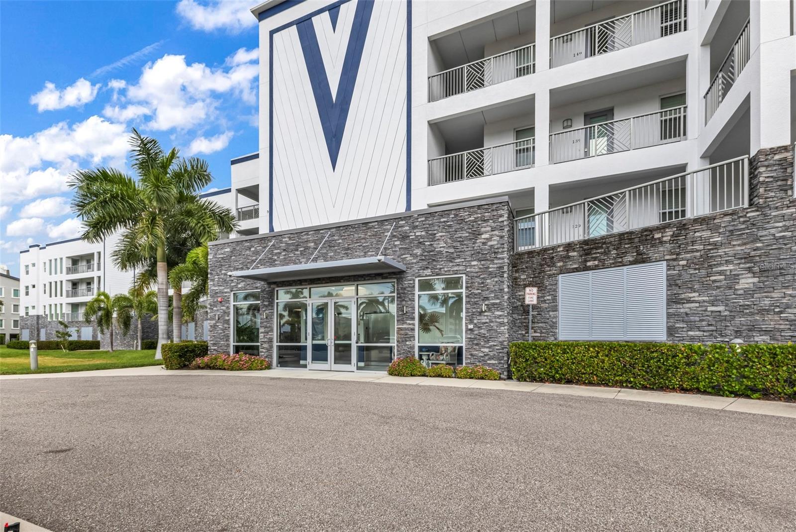 1425 PARK BEACH CIR #124
