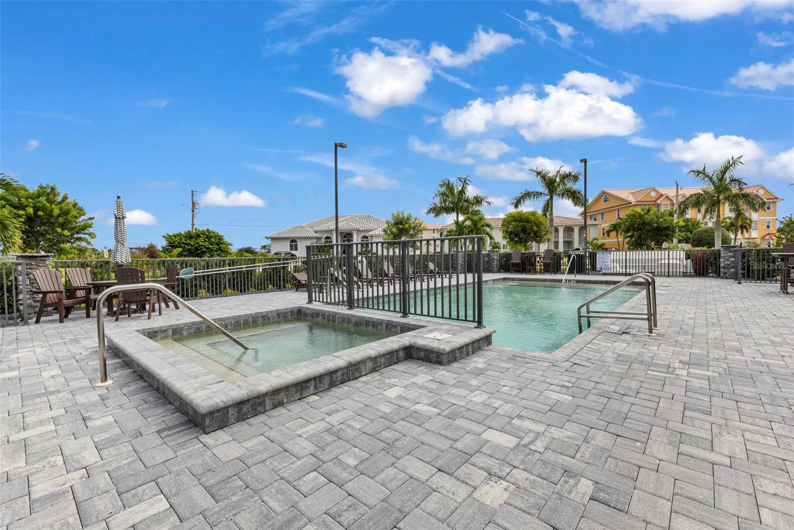 1425 PARK BEACH CIR #124