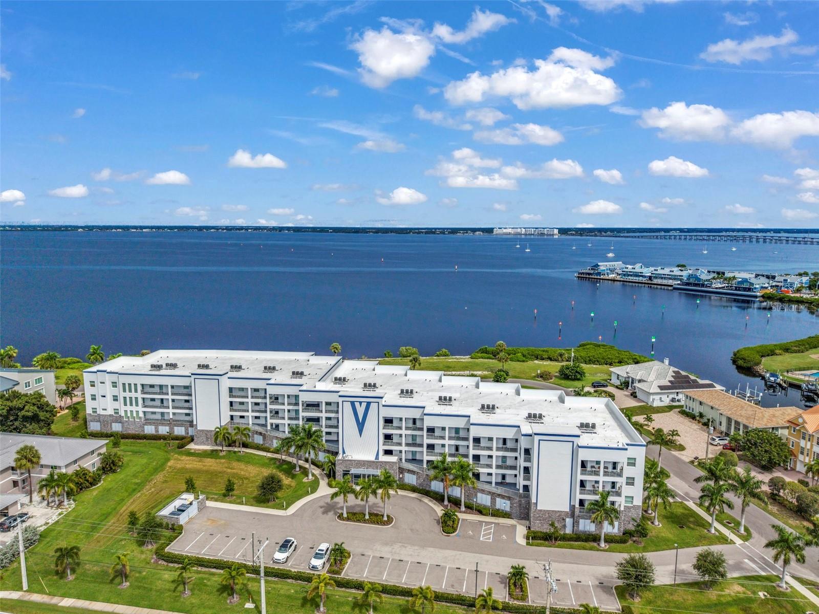 1425 PARK BEACH CIR #124