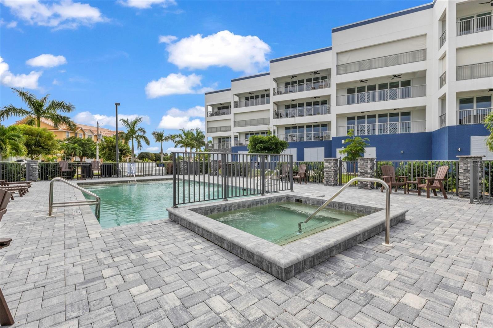 1425 PARK BEACH CIR #124