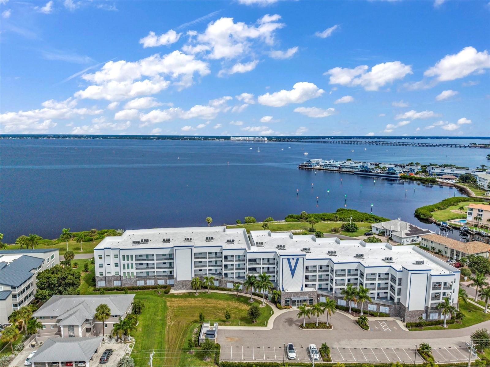 1425 PARK BEACH CIR #124