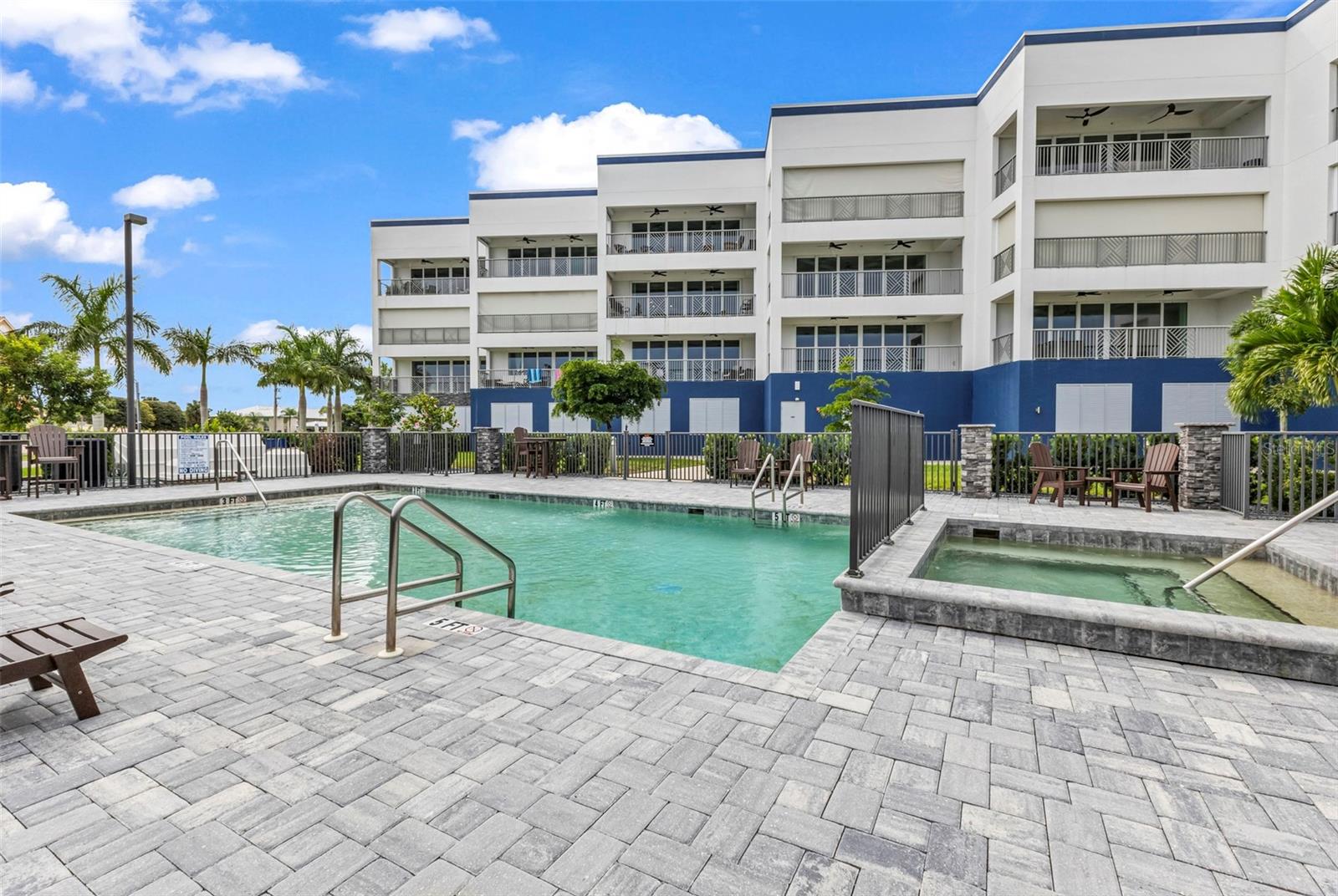 1425 PARK BEACH CIR #124