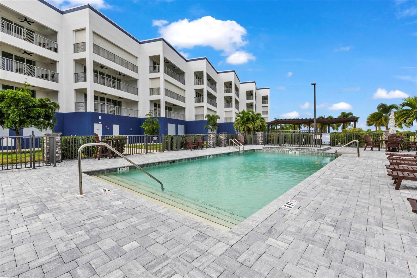 1425 PARK BEACH CIR #124