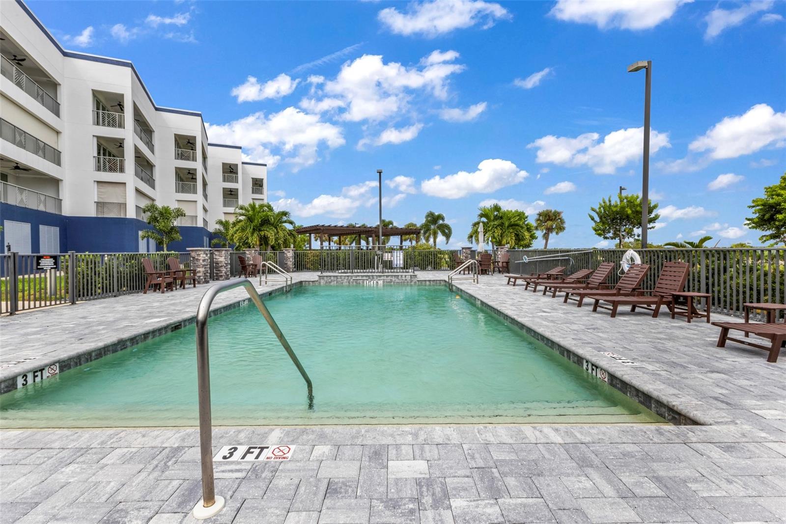 1425 PARK BEACH CIR #124