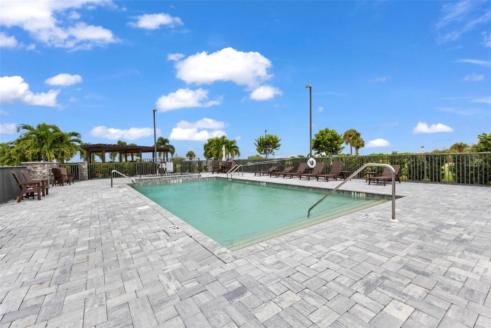 1425 PARK BEACH CIR #124