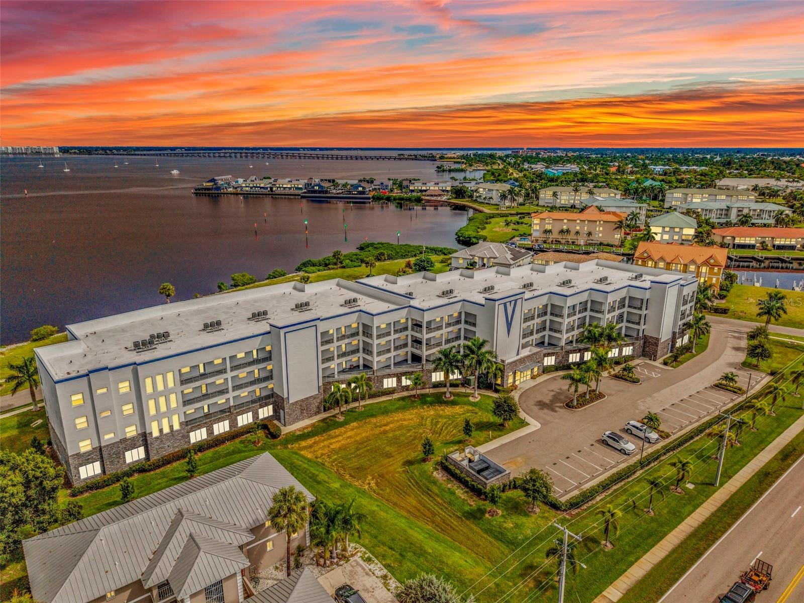 1425 PARK BEACH CIR #124