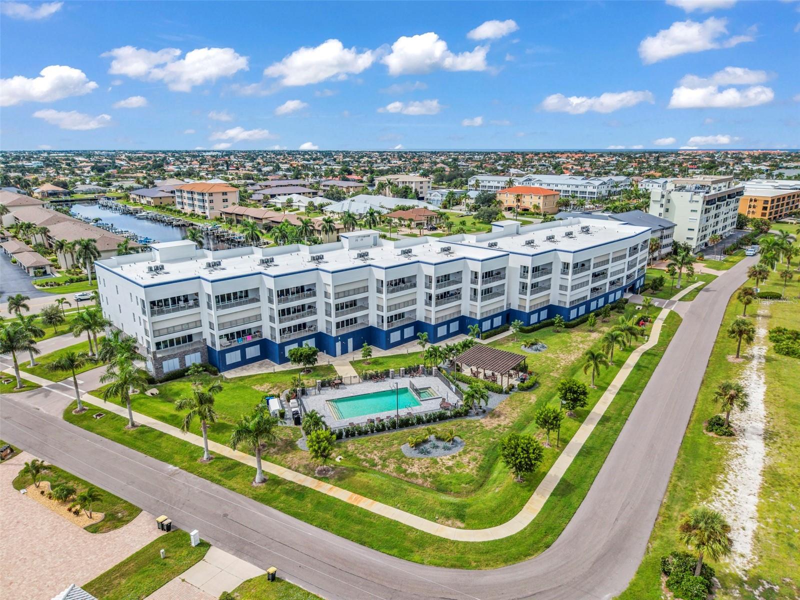 1425 PARK BEACH CIR #124