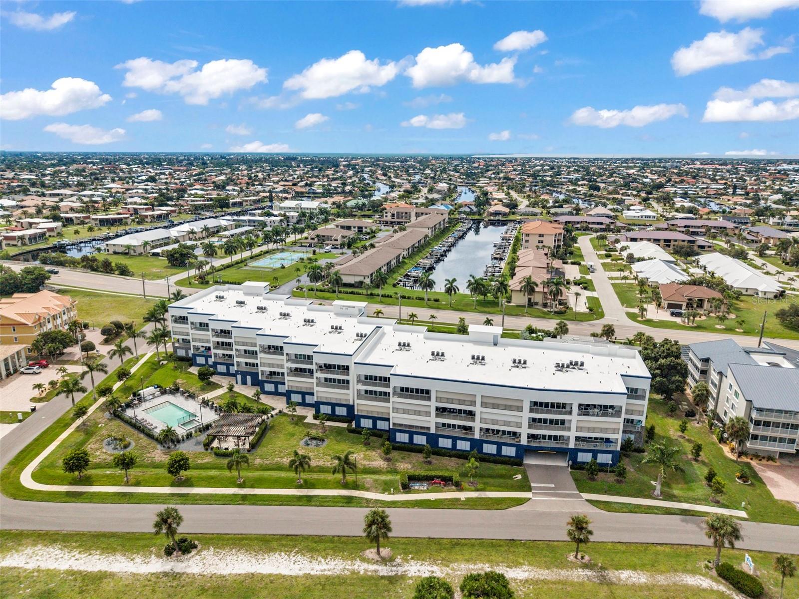 1425 PARK BEACH CIR #124