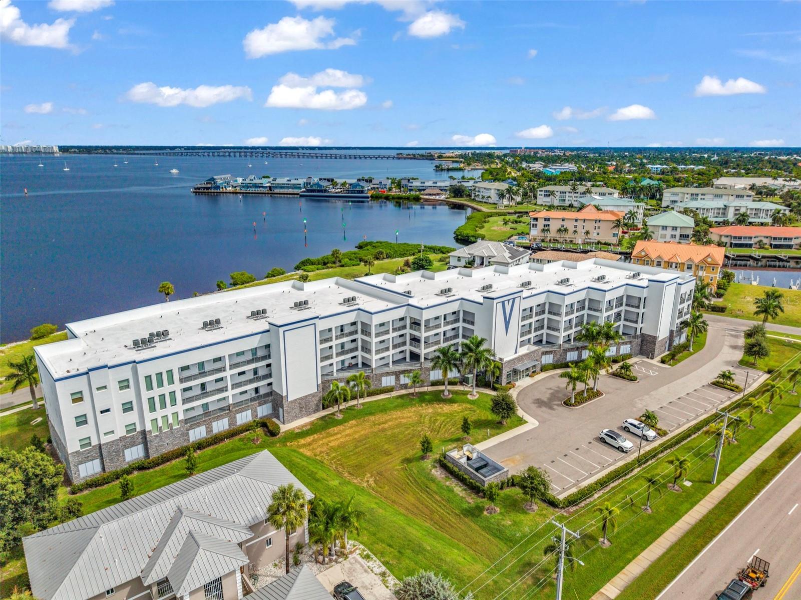 1425 PARK BEACH CIR #124