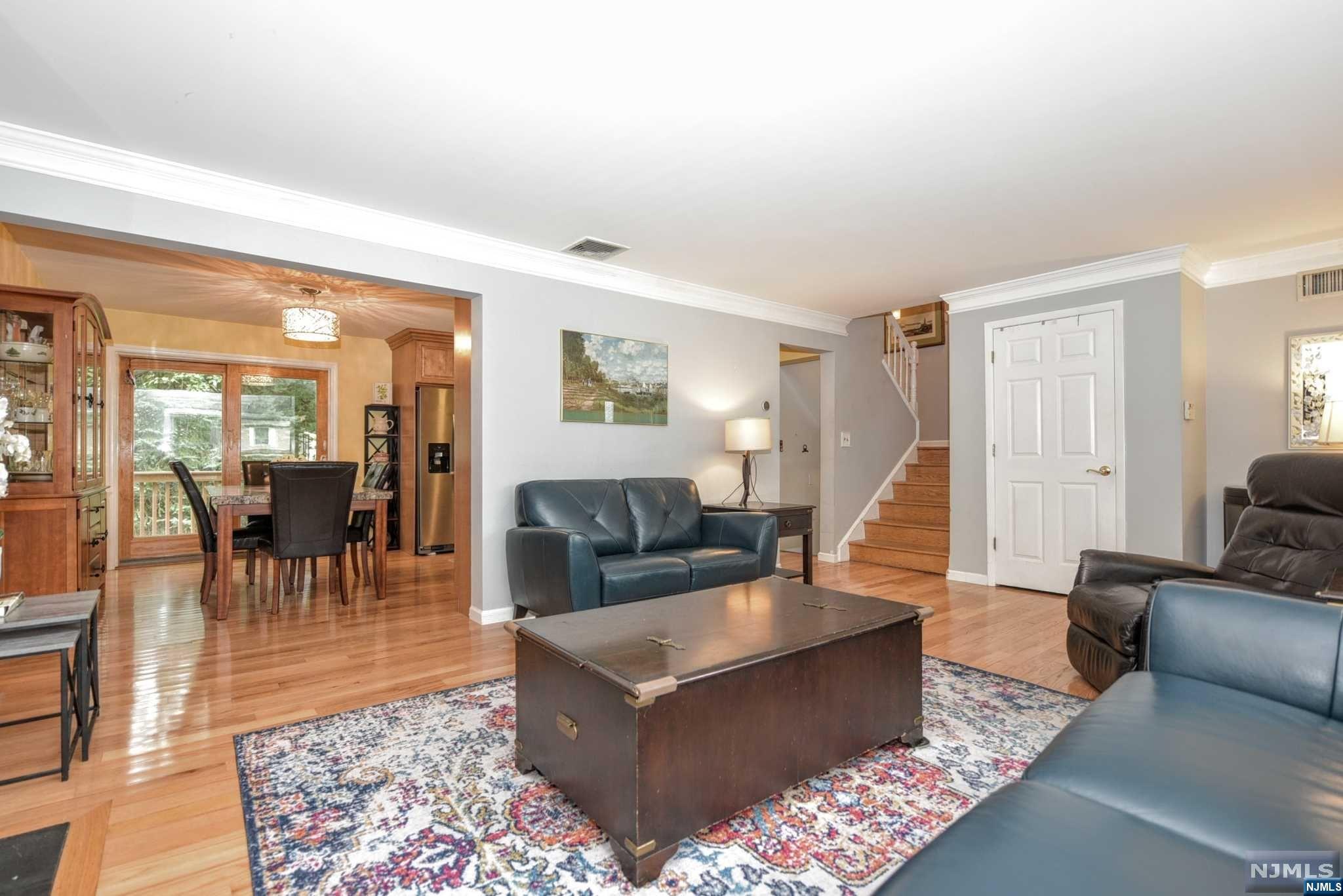 4 Oxford Court