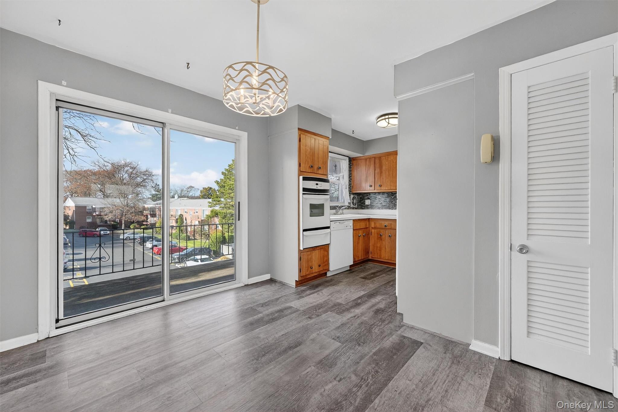 5 Oxford Court Unit: 7815