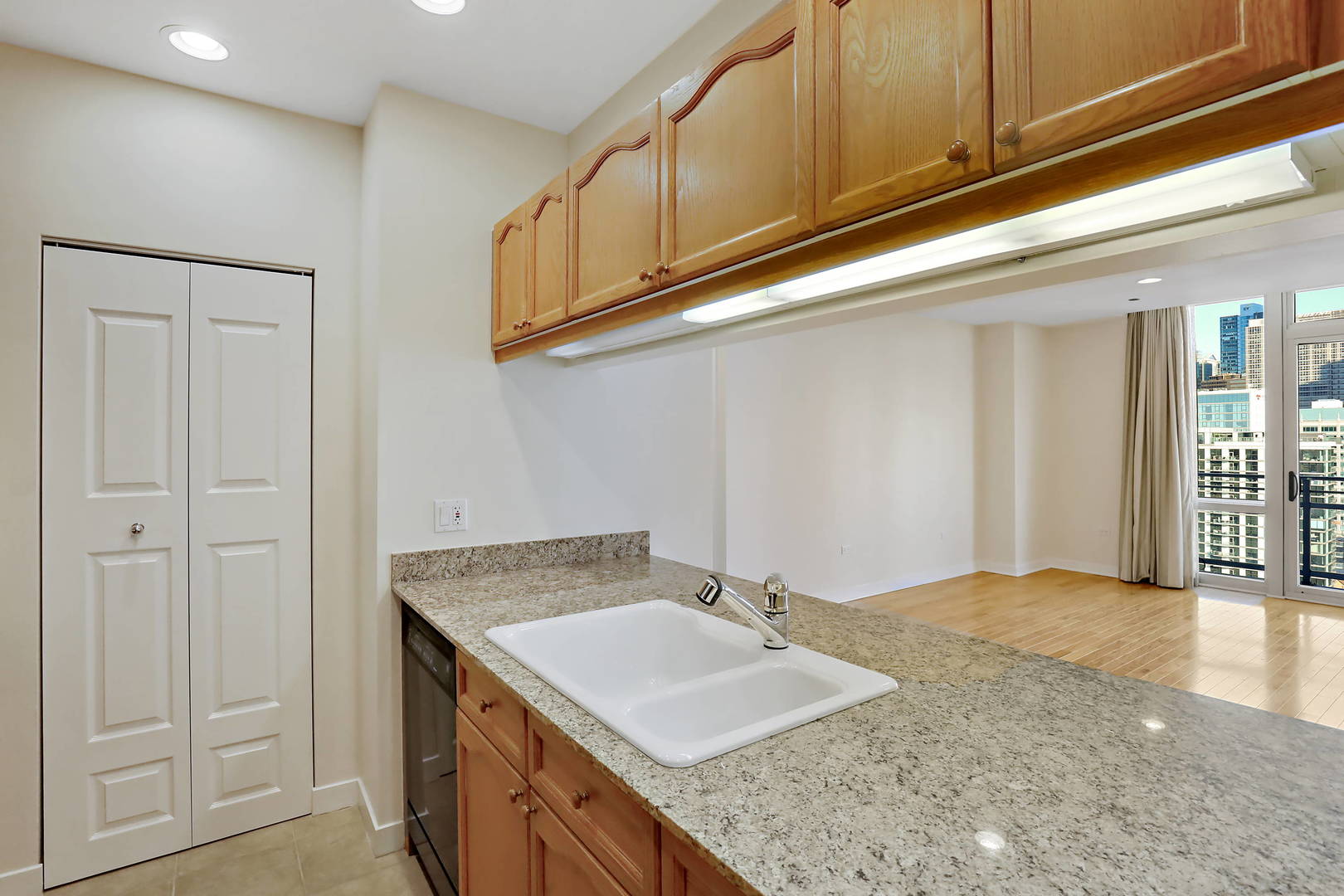 737 W Washington Boulevard Unit: 1802