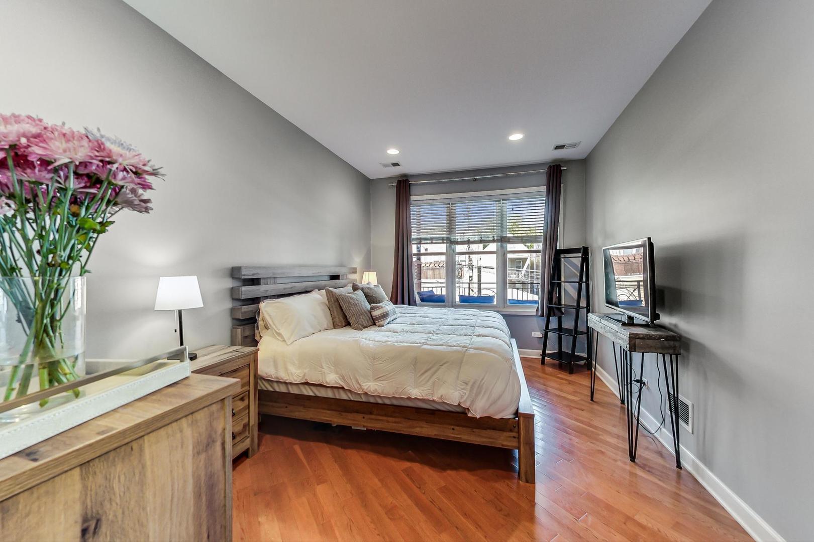 1836 W Belmont Avenue Unit: 2
