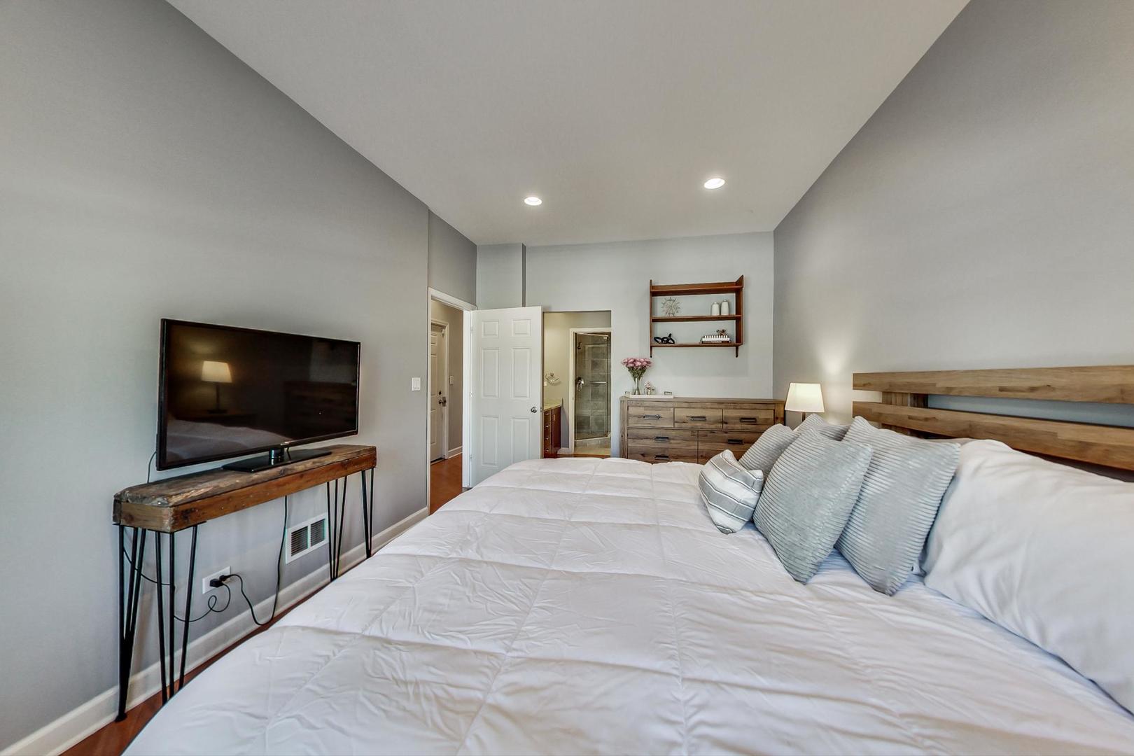 1836 W Belmont Avenue Unit: 2