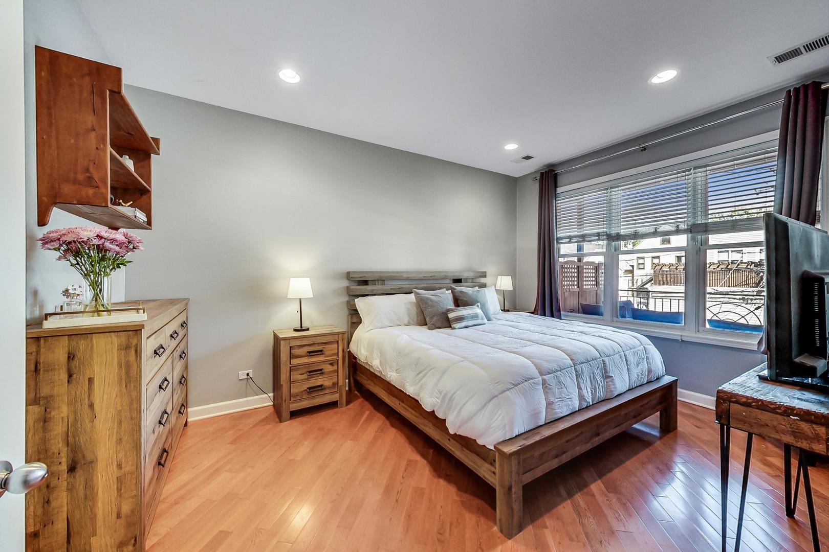 1836 W Belmont Avenue Unit: 2