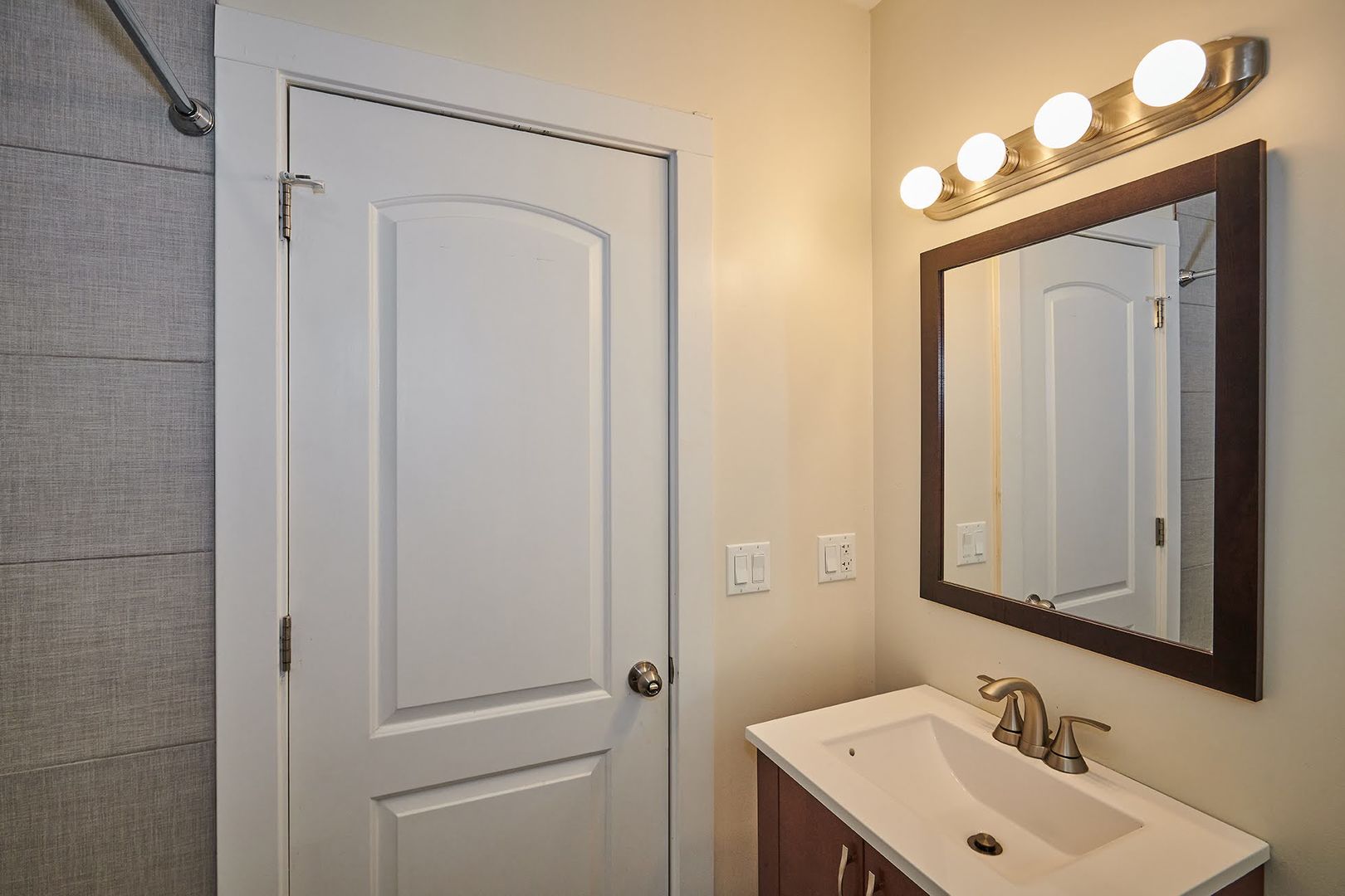 6241 N CLAREMONT Avenue Unit: 3