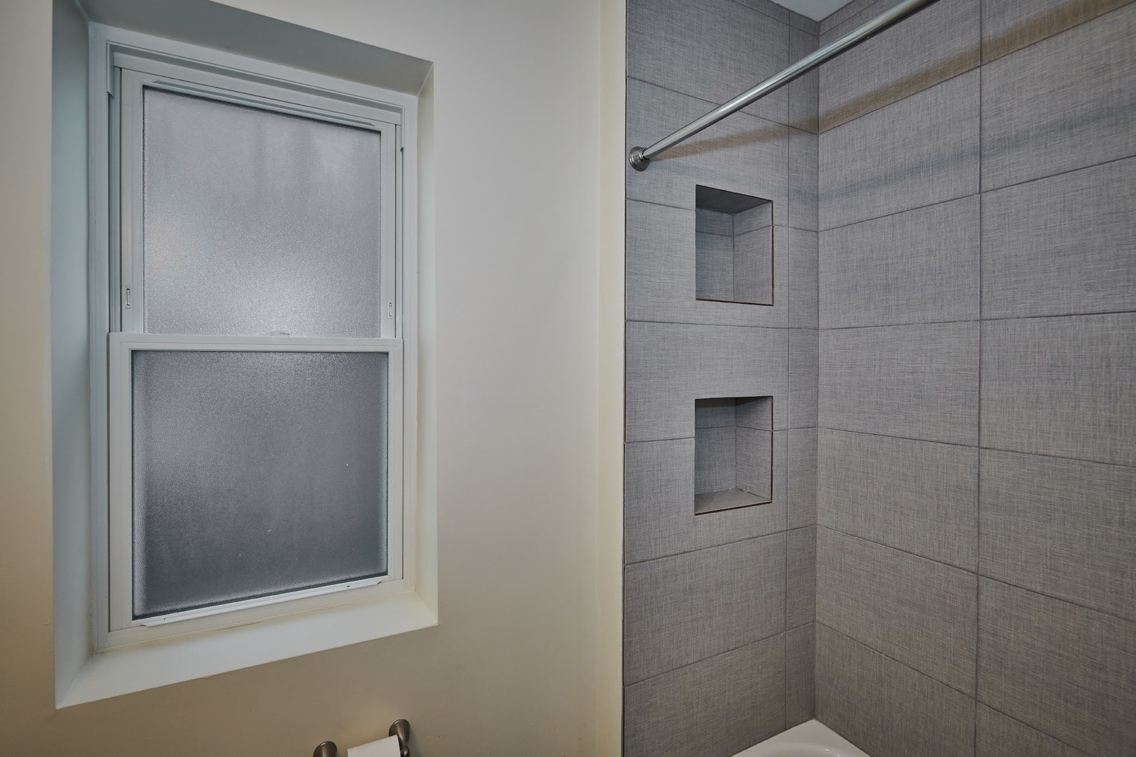 6241 N CLAREMONT Avenue Unit: 3