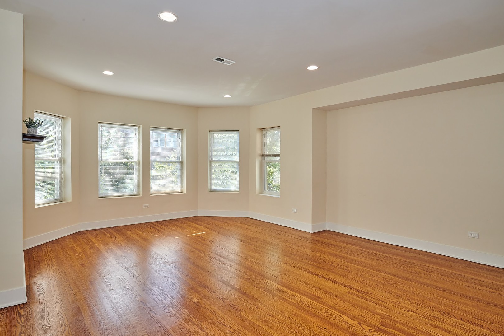 6241 N CLAREMONT Avenue Unit: 3