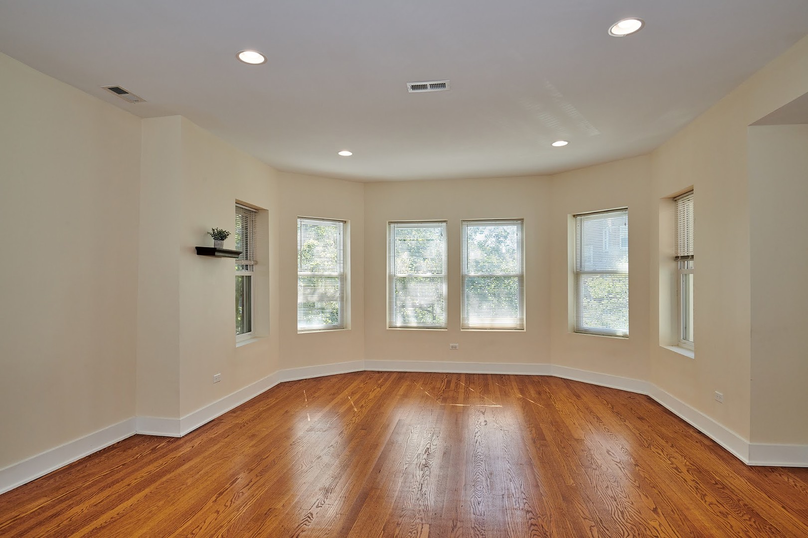 6241 N CLAREMONT Avenue Unit: 3