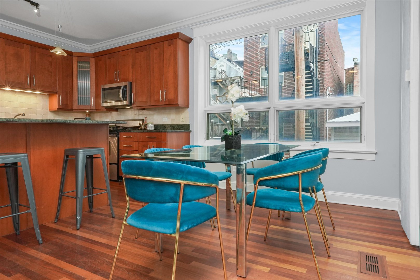 1712 W BEACH Avenue Unit: 1