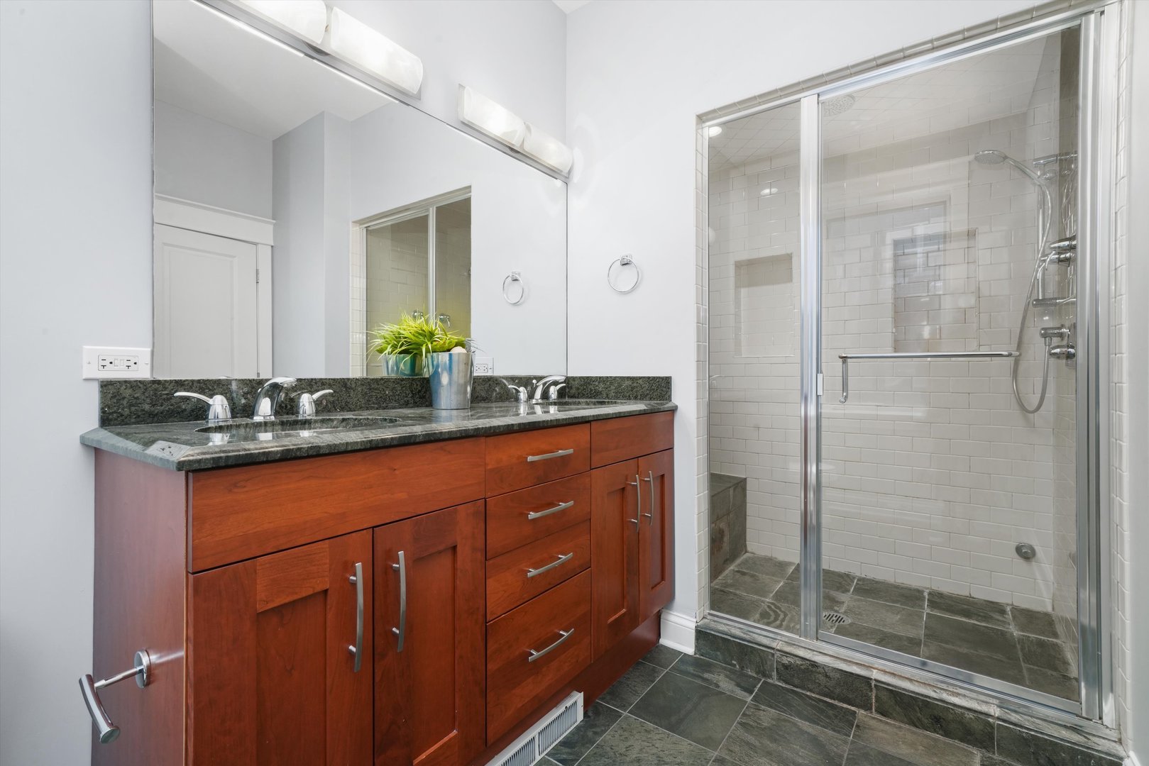 1712 W BEACH Avenue Unit: 1