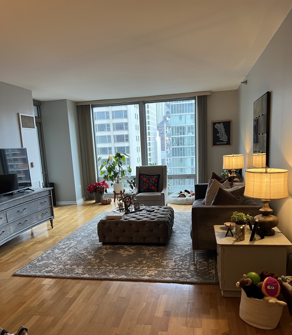 160 E ILLINOIS Street Unit: 1905