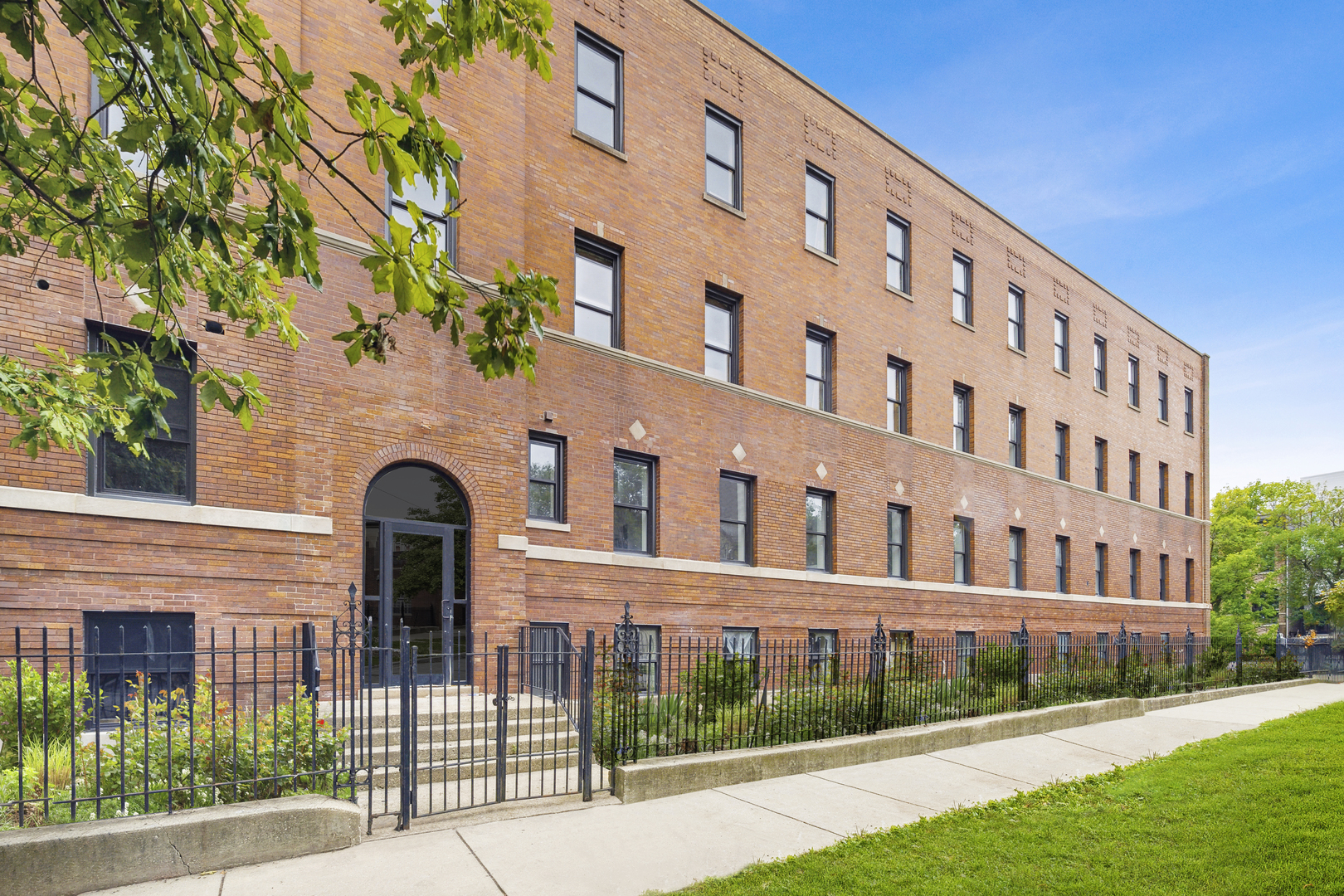 2219 N Hamilton Avenue Unit: 202