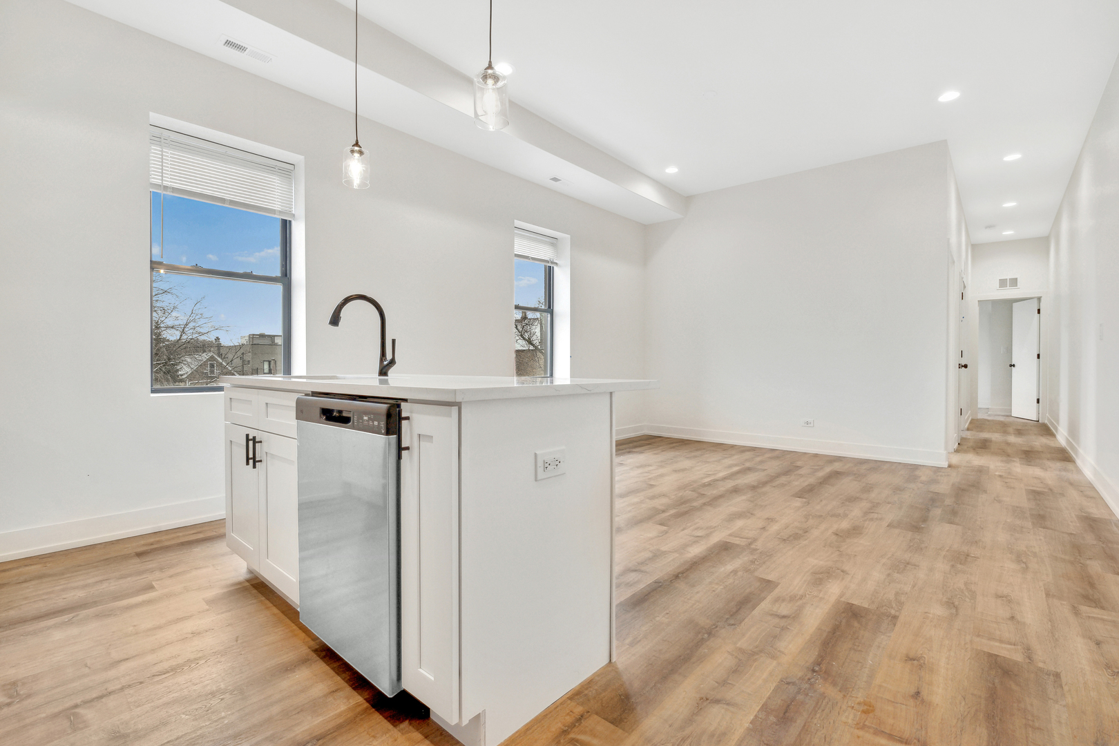2219 N Hamilton Avenue Unit: 202