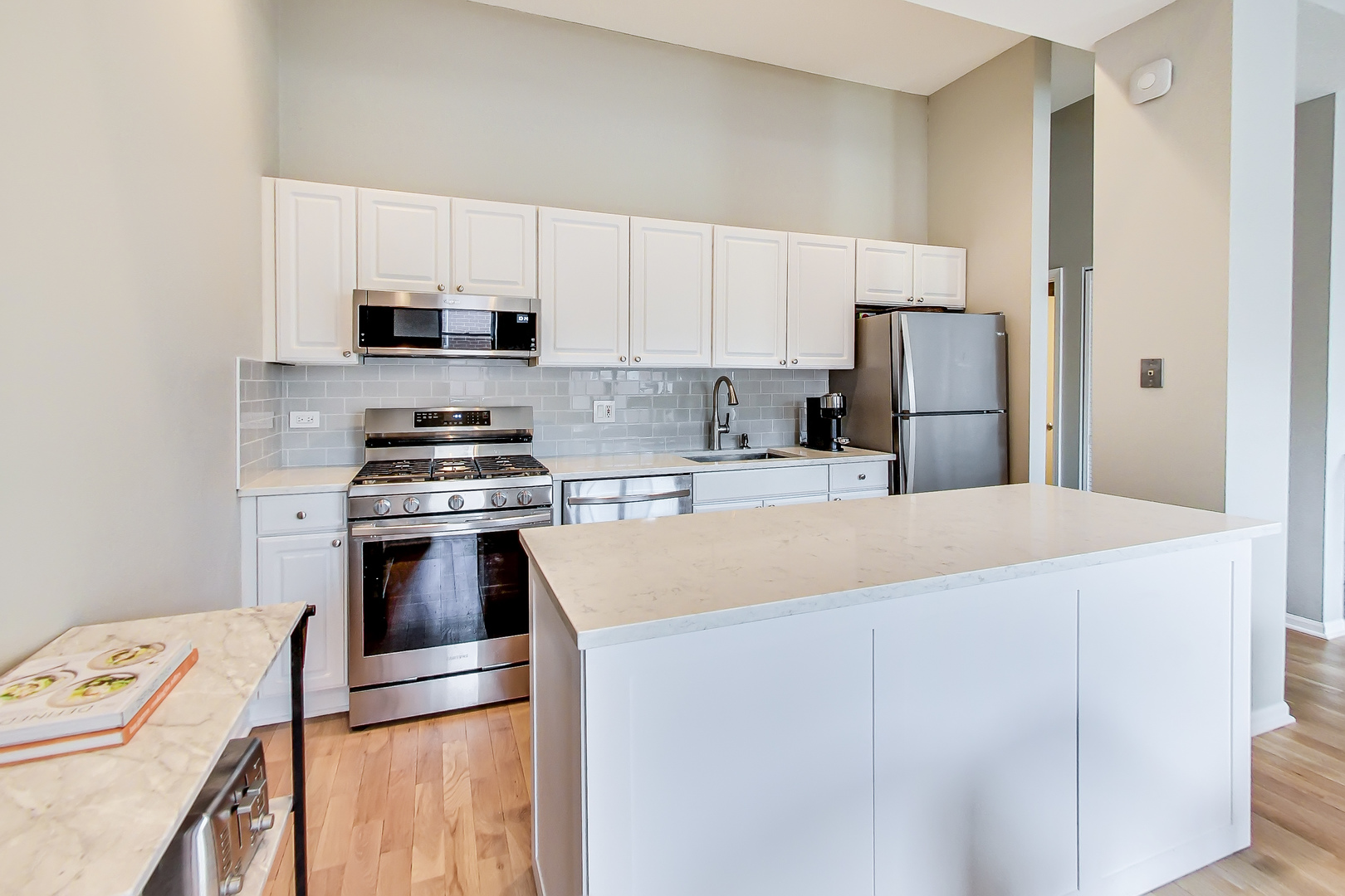 2512 N Bosworth Avenue Unit: 208