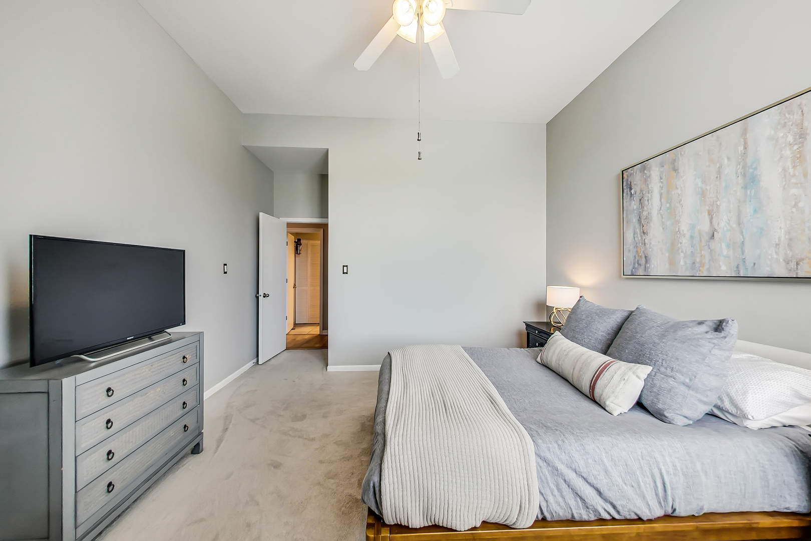 2512 N Bosworth Avenue Unit: 208