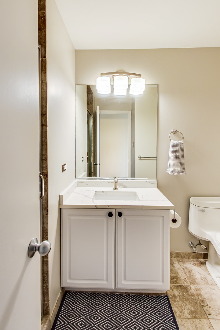 2512 N Bosworth Avenue Unit: 208