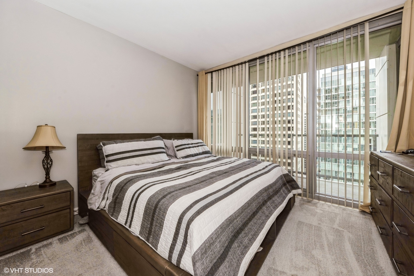 160 E ILLINOIS Street Unit: 1905