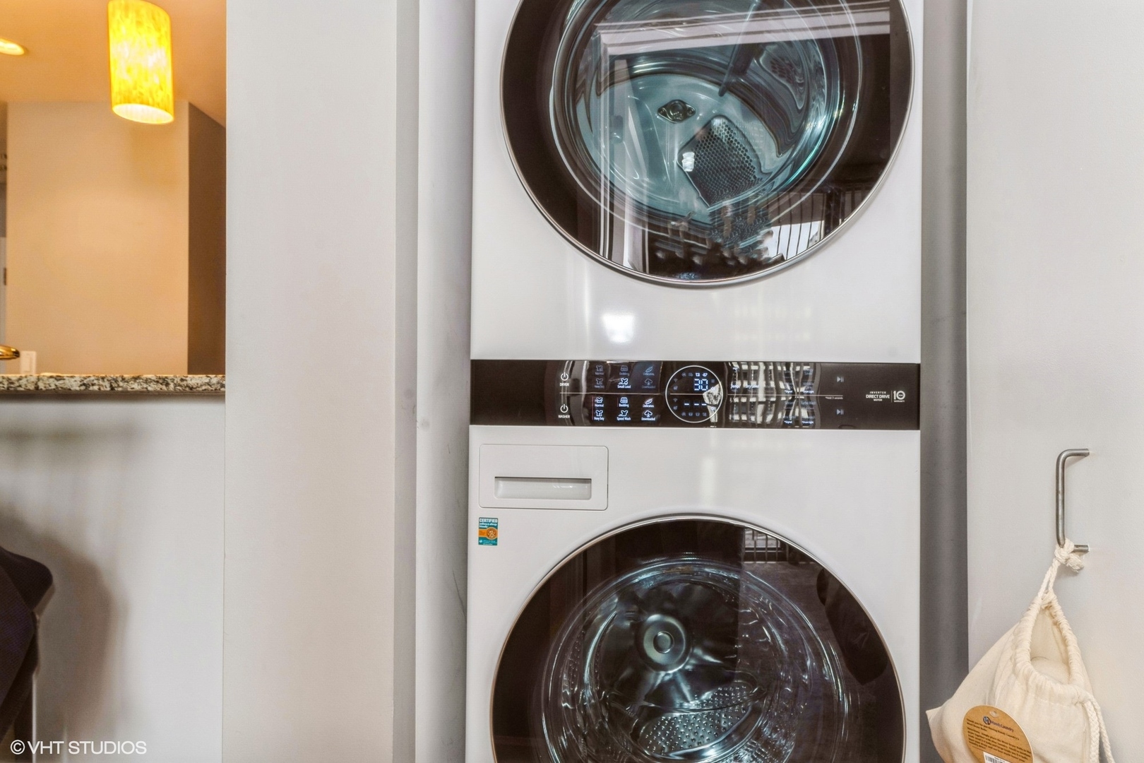 160 E ILLINOIS Street Unit: 1905