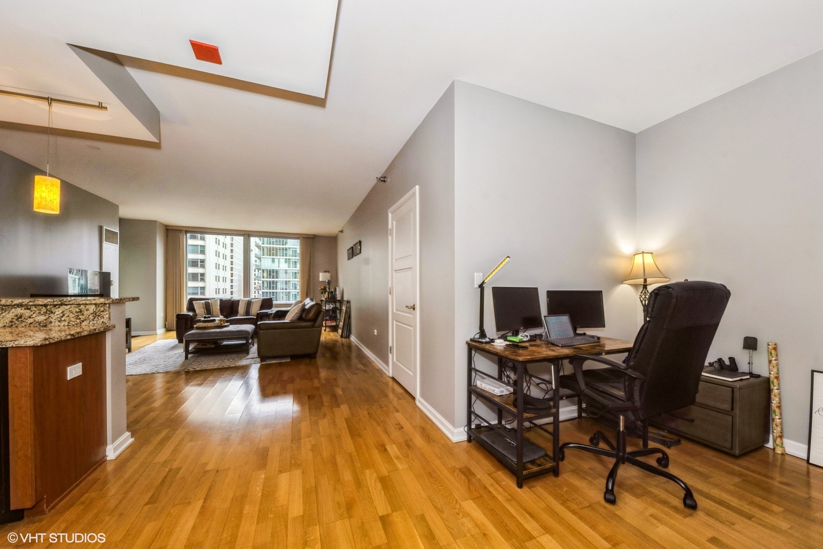 160 E ILLINOIS Street Unit: 1905