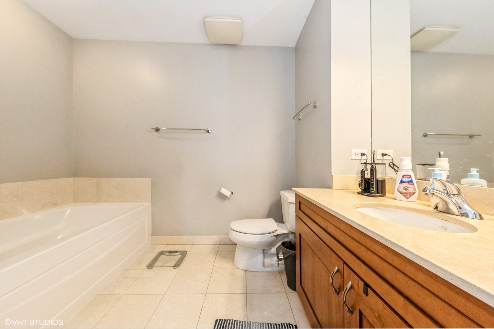 160 E ILLINOIS Street Unit: 1905