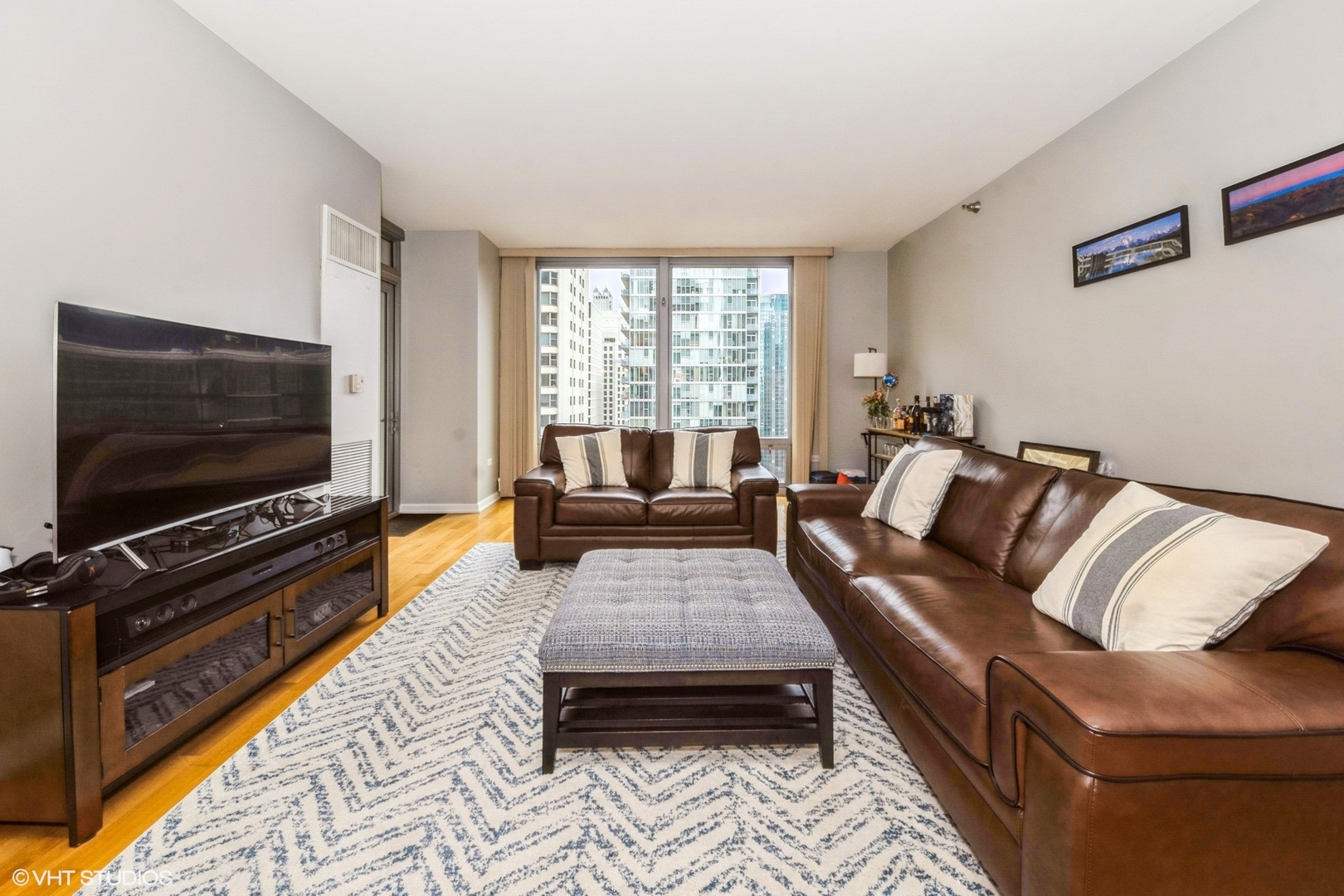 160 E ILLINOIS Street Unit: 1905