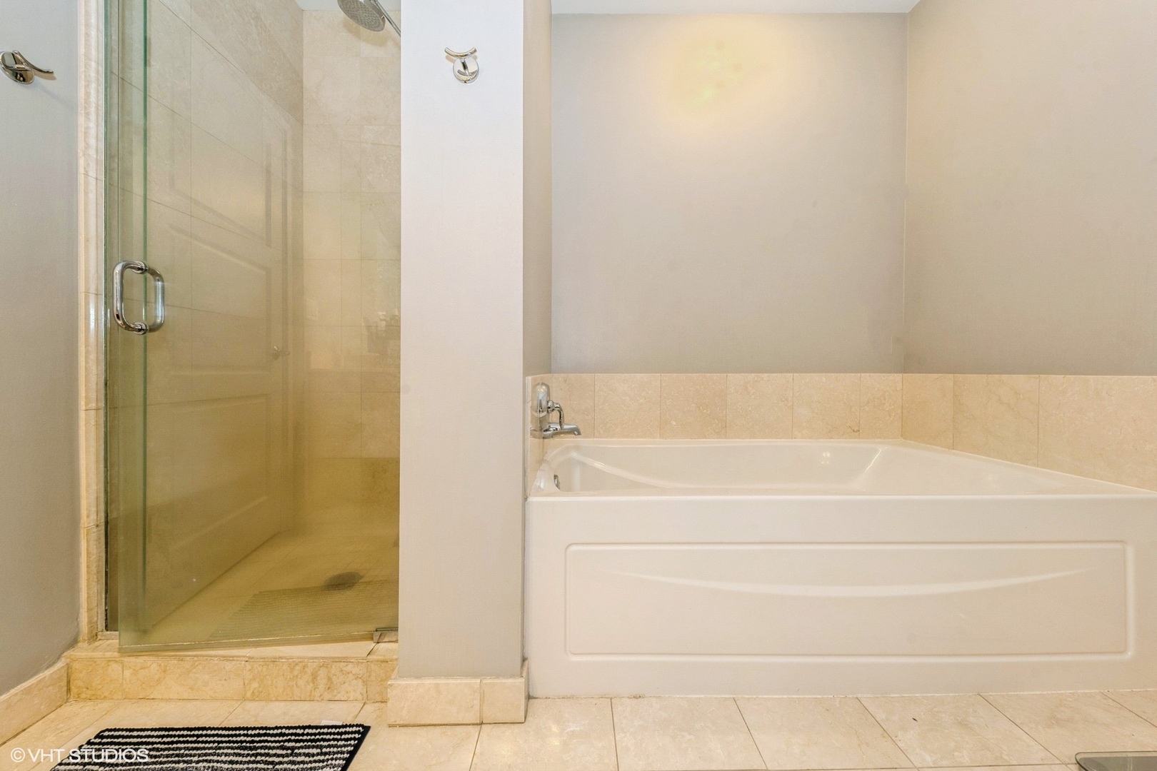 160 E ILLINOIS Street Unit: 1905