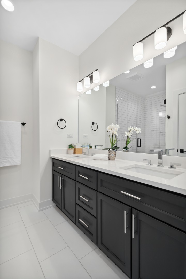 3335 N Sheffield Avenue Unit: 2N